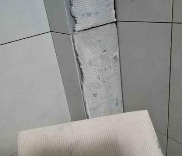 银海瓷砖空鼓维修公司分享下厨房瓷砖脱落的补救措施。